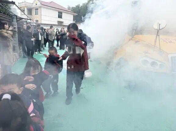 爐觀鎮蘆茅江幼兒園校車安全應急綜合演練/ 爐觀鎮蘆茅江幼兒園校車安全應急綜合演練