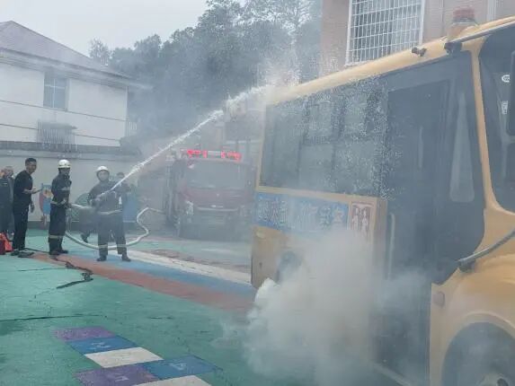 爐觀鎮蘆茅江幼兒園校車安全應急綜合演練/ 爐觀鎮蘆茅江幼兒園校車安全應急綜合演練