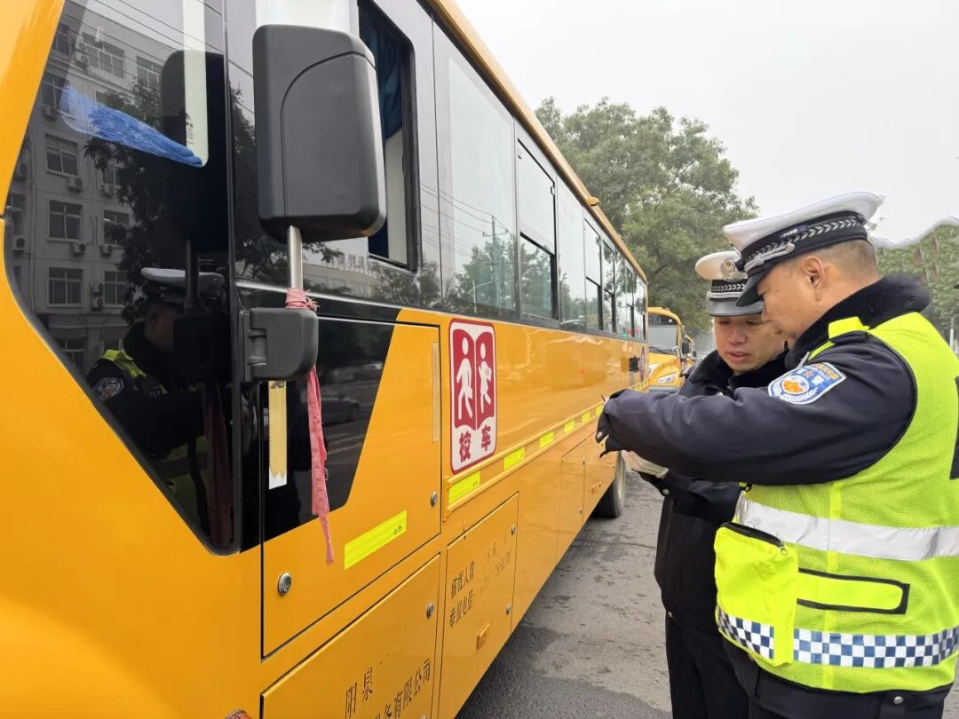 交警三大隊(duì)開展校車安全大檢查