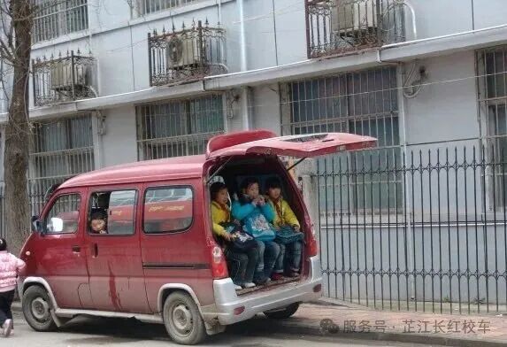 坐正規(guī)校車，護(hù)孩子平安