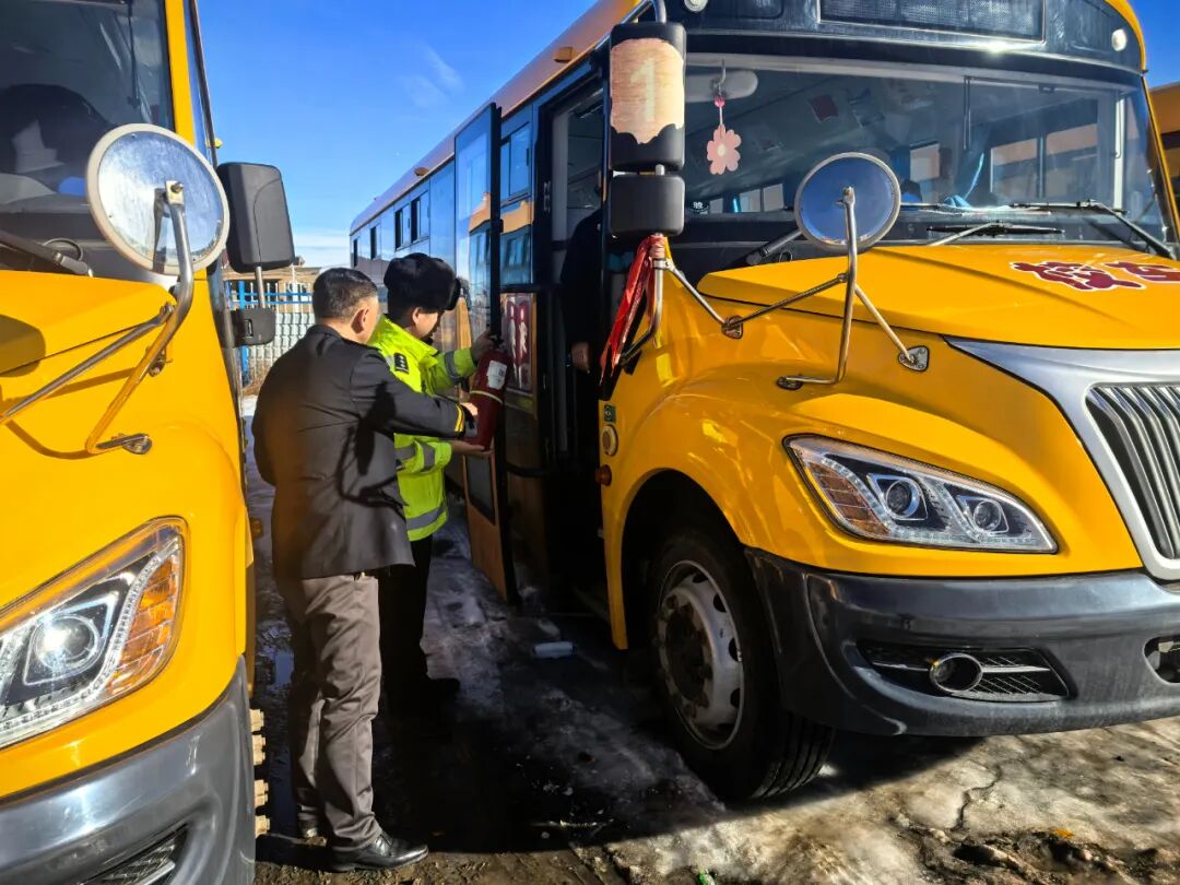 雪假即將結束，烏魯木齊交警為校車安全擰緊“安全閥”