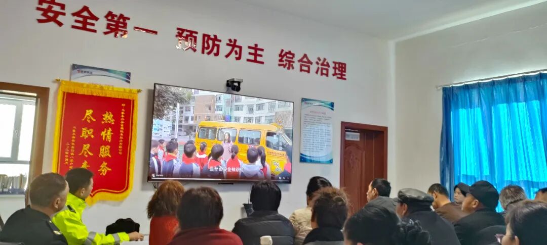 雪假即將結束，烏魯木齊交警為校車安全擰緊“安全閥”