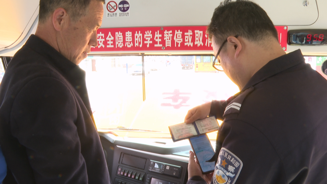 前郭縣聯(lián)席會議辦公室開展校車專項(xiàng)安全檢查/ 圖片