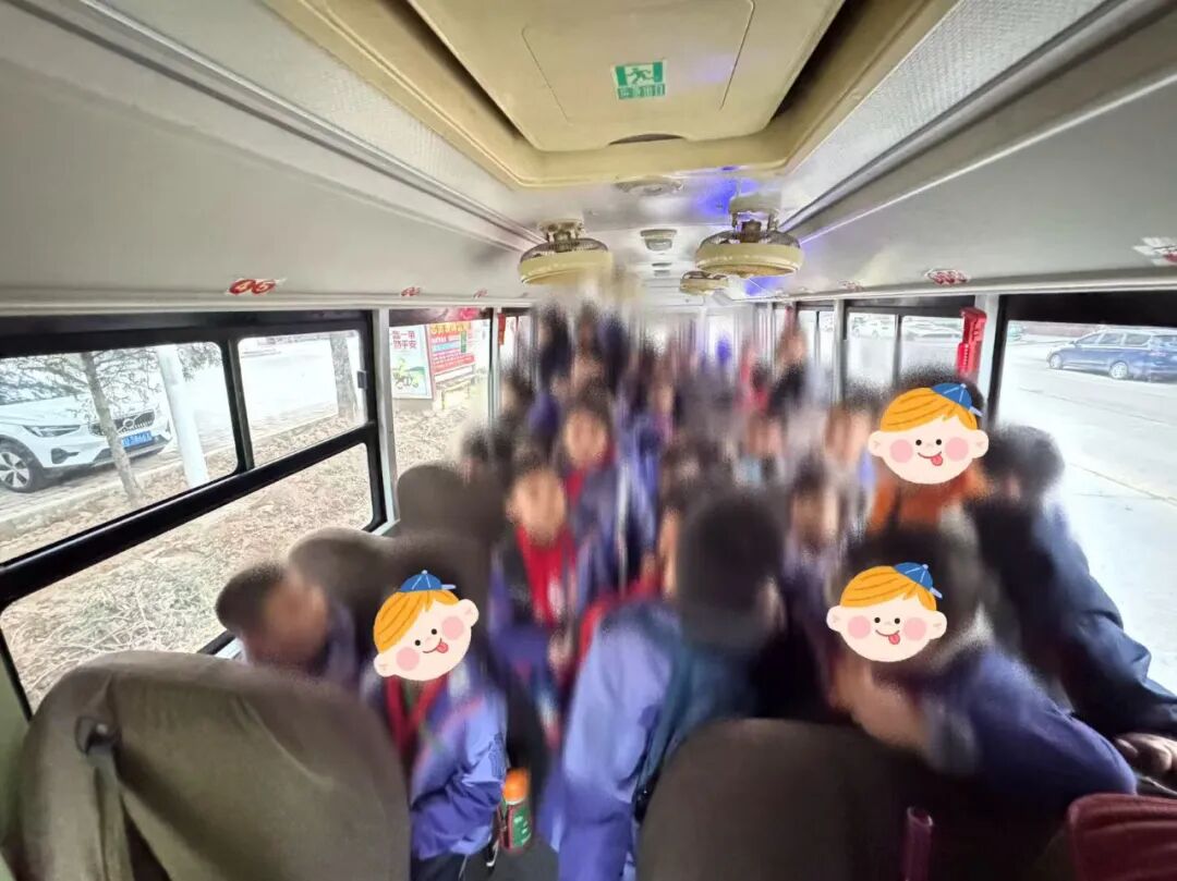 【冬季行動(dòng)】交通安全百日行動(dòng)：學(xué)生校車(chē)超員，河津公安交警及時(shí)查獲轉(zhuǎn)運(yùn)消隱患