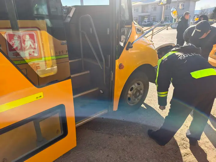 筑牢校車安全防線 擰緊冬季校車出行“安全閥”圖們公安交警開展冬季校車安全檢查 筑牢校車安全防線 擰緊冬季校車出行“安全閥”圖們公安交警開展冬季校車安全檢查