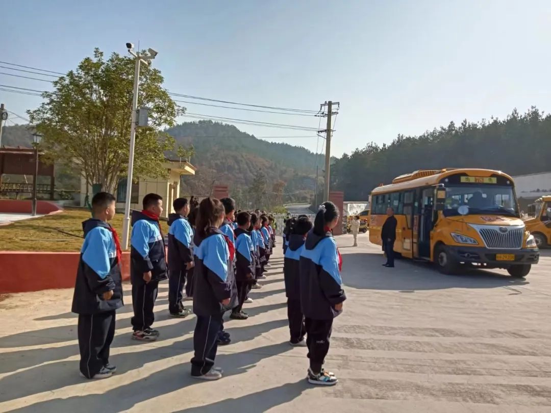 安全演練不松懈 校車(chē)安全伴我行 安全演練不松懈 校車(chē)安全伴我行