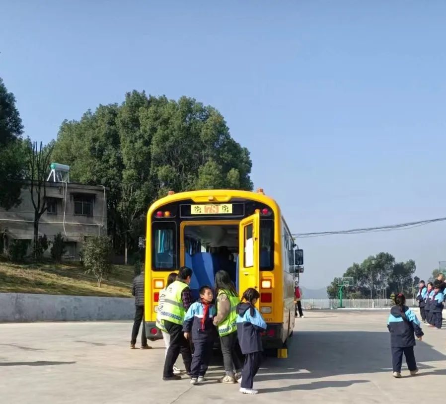 安全演練不松懈 校車(chē)安全伴我行 安全演練不松懈 校車(chē)安全伴我行