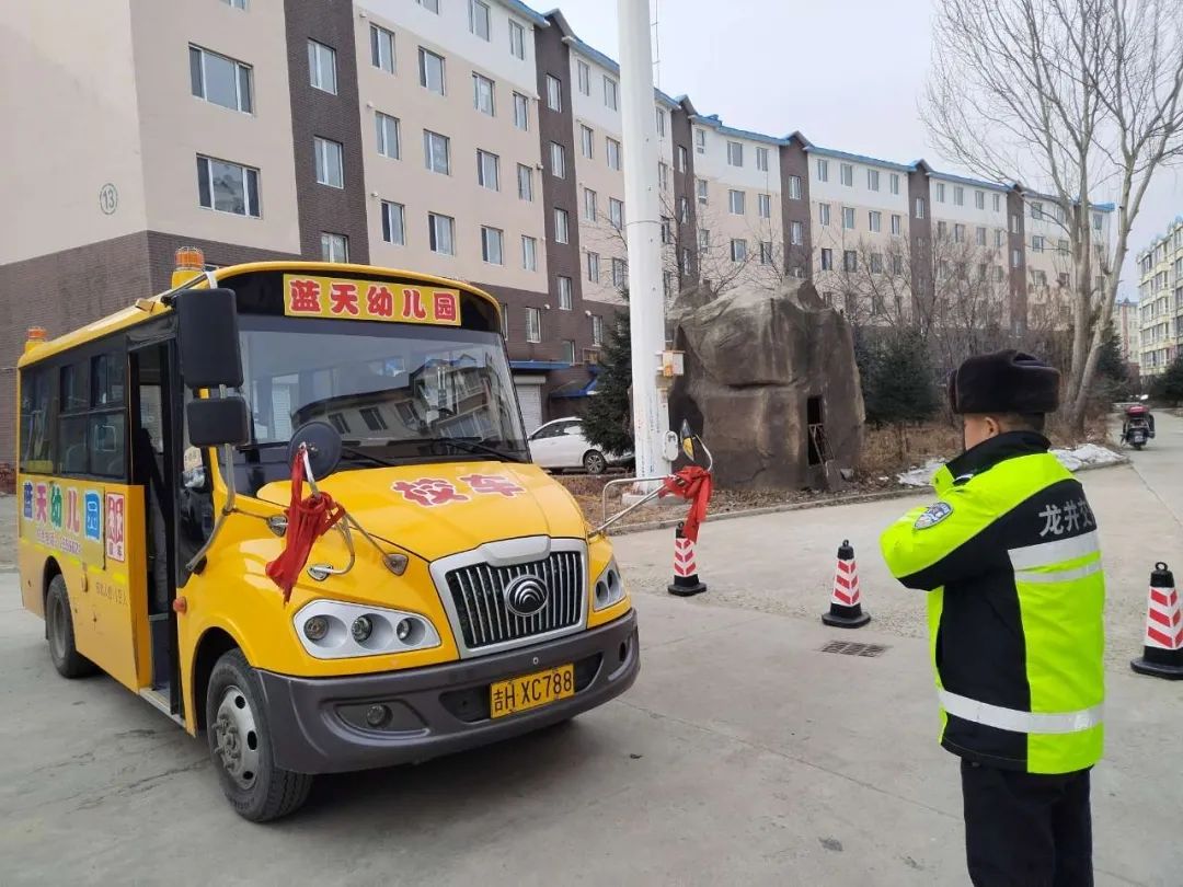 【冬季行動】龍井交警檢校車排隱患 筑牢平安上學路 圖片