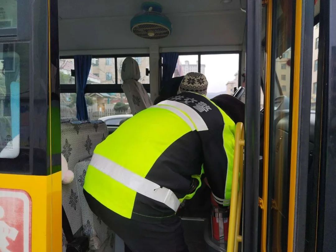 【冬季行動】龍井交警檢校車排隱患 筑牢平安上學路 圖片
