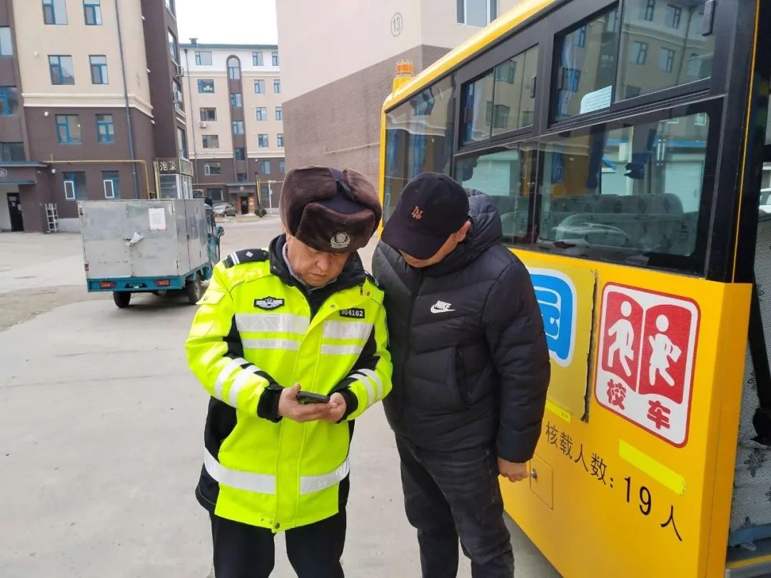 【冬季行動】龍井交警檢校車排隱患 筑牢平安上學路 圖片