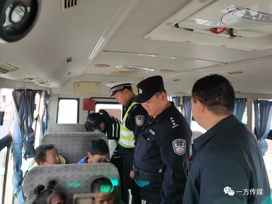 校車管理,安全第一——乘馬崗鎮開展校車安全專項督查整治行動 圖片