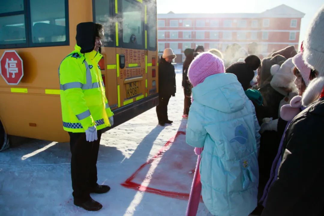 文明交通 你我同行 | 黑河交警扎緊校車安全關口 保障學生出行安全 圖片