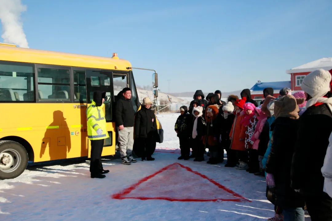 文明交通 你我同行 | 黑河交警扎緊校車安全關口 保障學生出行安全 圖片
