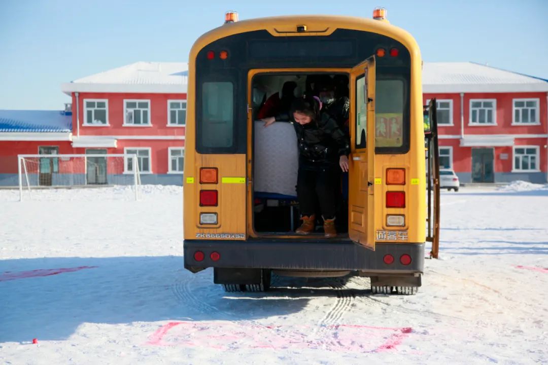 文明交通 你我同行 | 黑河交警扎緊校車安全關口 保障學生出行安全 圖片