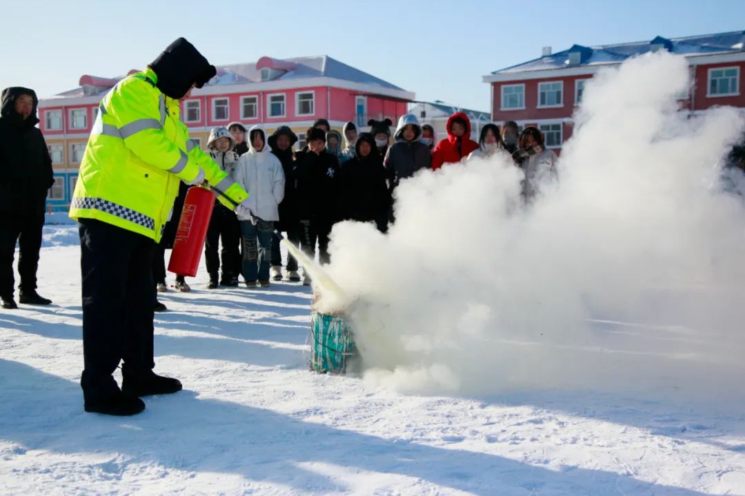 文明交通 你我同行 | 黑河交警扎緊校車安全關口 保障學生出行安全 圖片