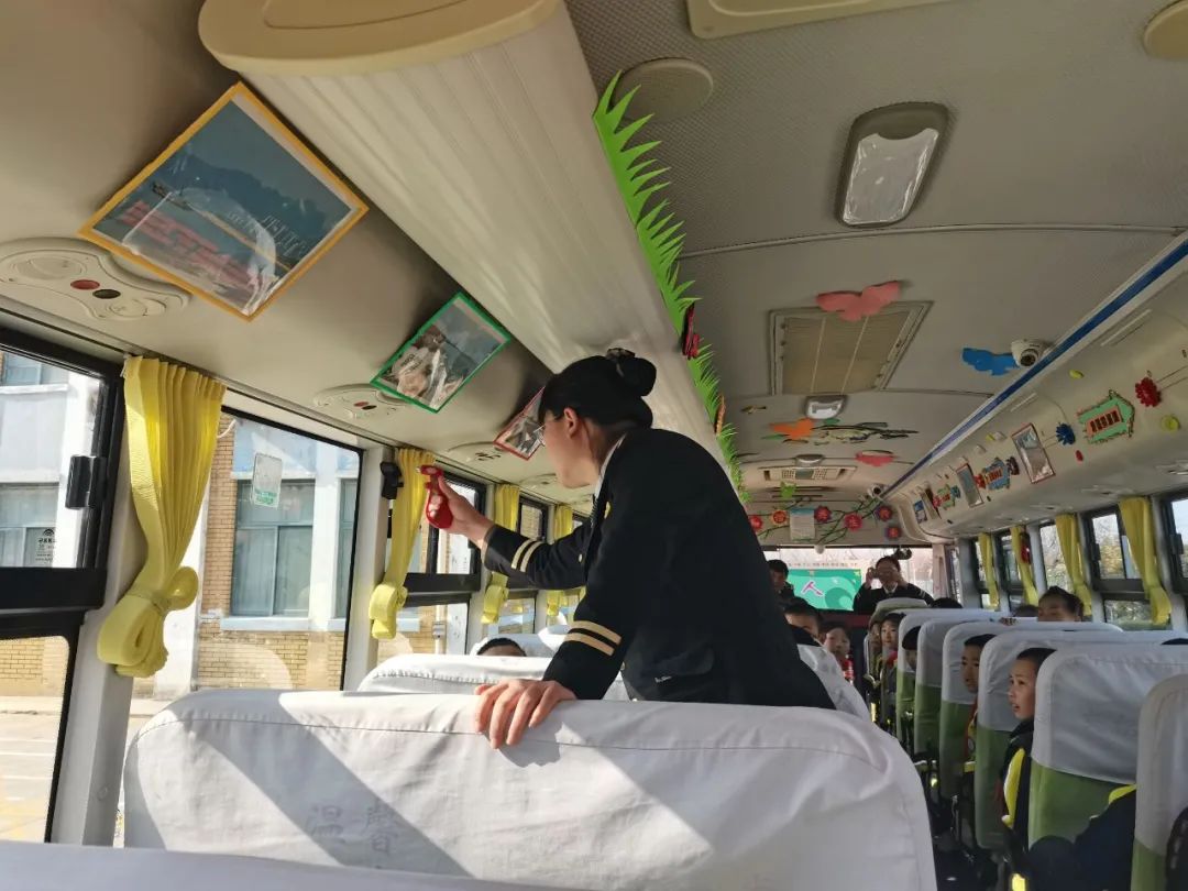 校車演練不松懈，安全意識(shí)筑心間——王家樓小學(xué)開展校車應(yīng)急疏散演練活動(dòng)