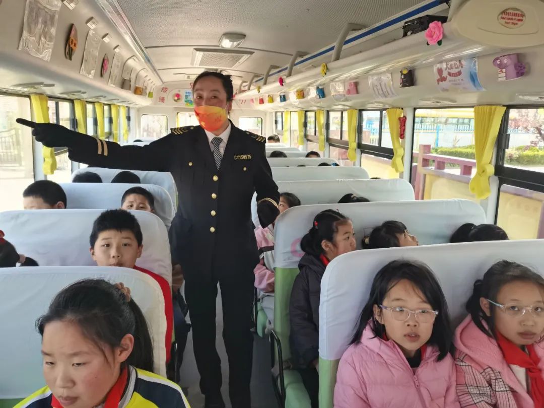 校車演練不松懈，安全意識(shí)筑心間——王家樓小學(xué)開展校車應(yīng)急疏散演練活動(dòng)