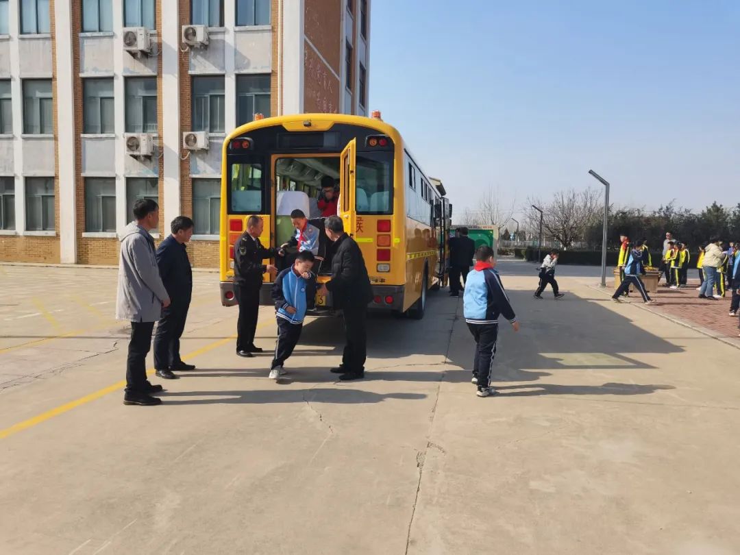 校車演練不松懈，安全意識(shí)筑心間——王家樓小學(xué)開展校車應(yīng)急疏散演練活動(dòng)