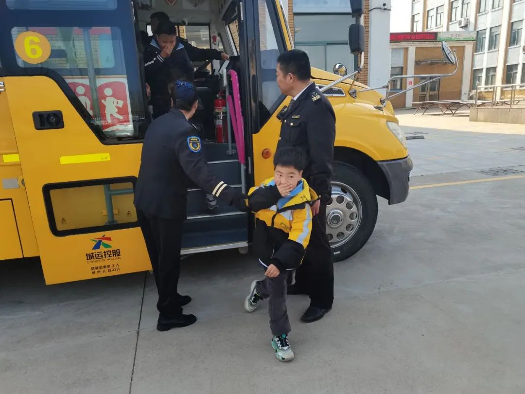 校車演練不松懈，安全意識(shí)筑心間——王家樓小學(xué)開展校車應(yīng)急疏散演練活動(dòng)