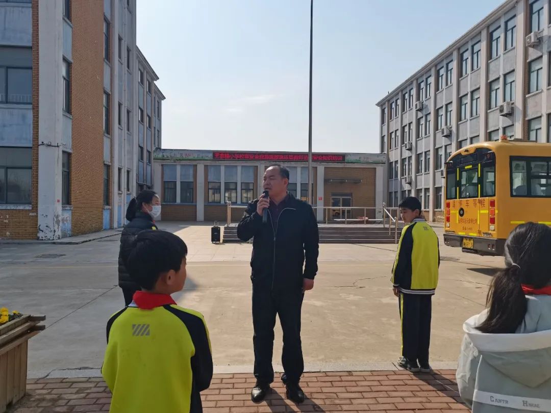 校車演練不松懈，安全意識(shí)筑心間——王家樓小學(xué)開展校車應(yīng)急疏散演練活動(dòng)