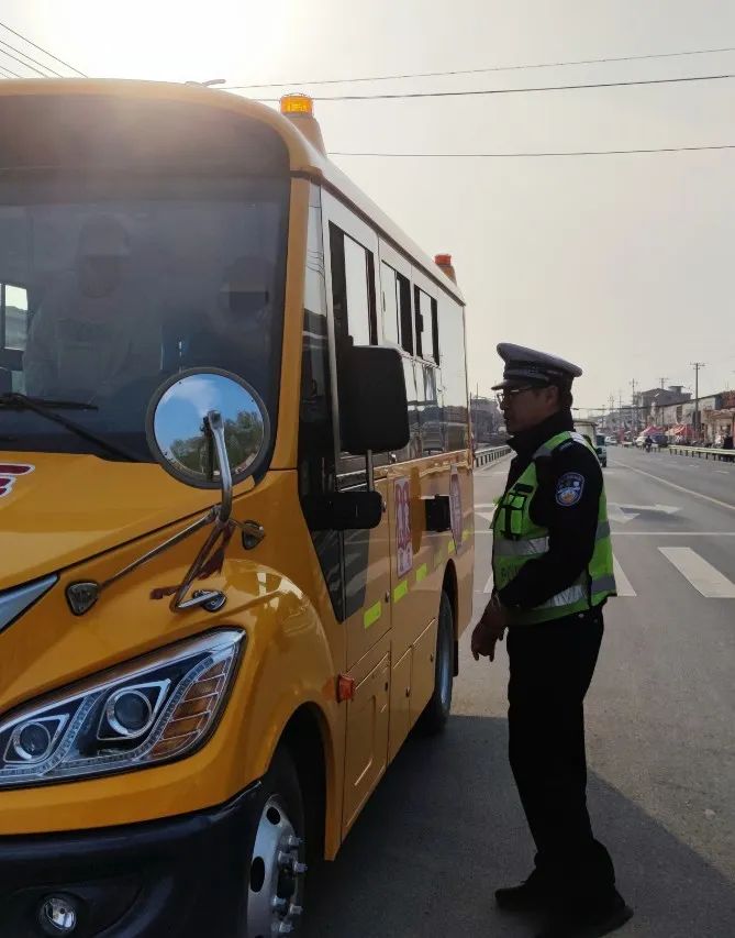 【春季行動(dòng)】沁陽公安交警開展校車安全大檢查，筑牢學(xué)生出行安全防線