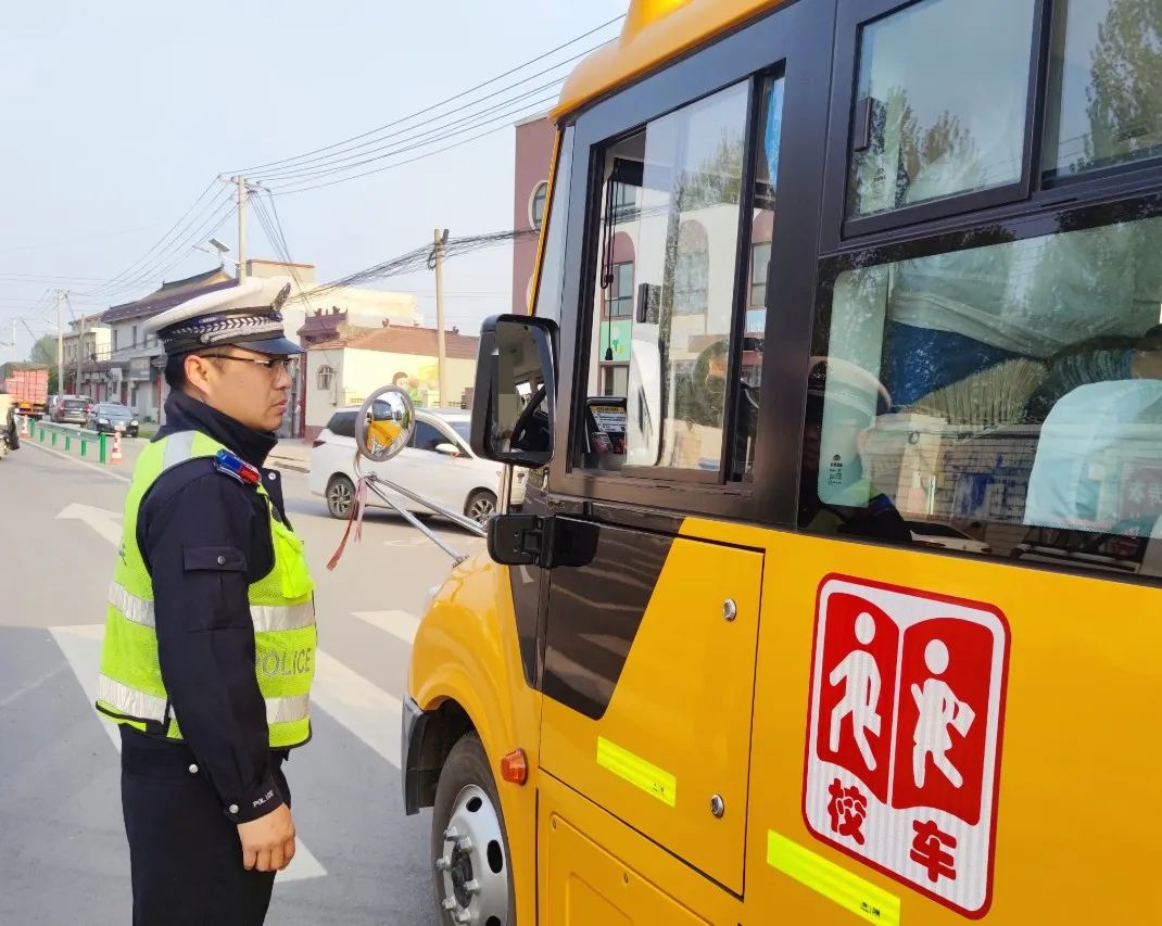 【春季行動(dòng)】沁陽公安交警開展校車安全大檢查，筑牢學(xué)生出行安全防線