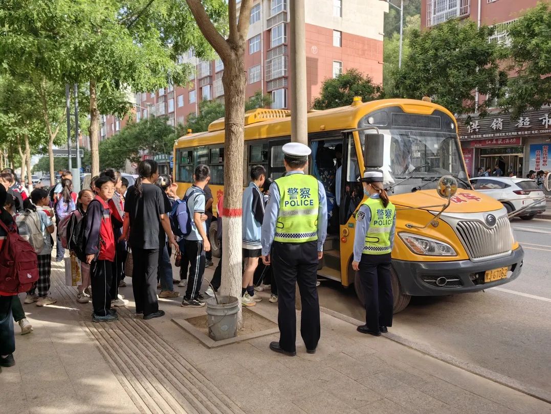 安塞公安交警▏強化校車安全“大檢查”，擰緊校車出行“安全閥”