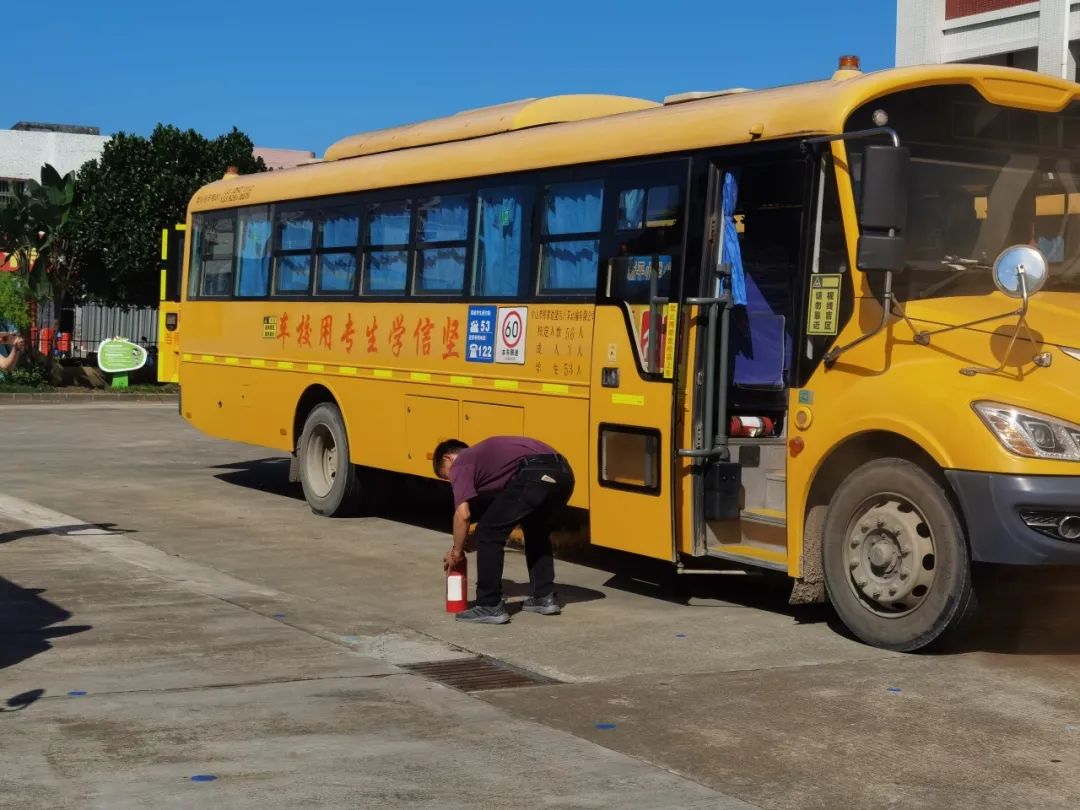 新平小學開展校車應急疏散演練/ 新平小學開展校車應急疏散演練