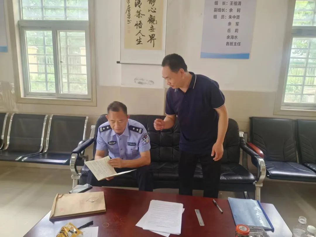 全國(guó)安全生產(chǎn)月丨正陽(yáng)公安交警進(jìn)校園開(kāi)展校車(chē)安全檢查