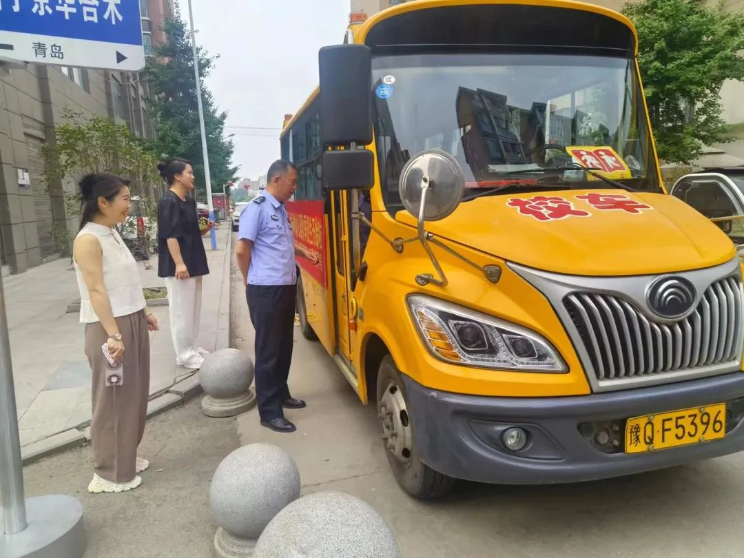 全國(guó)安全生產(chǎn)月丨正陽(yáng)公安交警進(jìn)校園開(kāi)展校車(chē)安全檢查