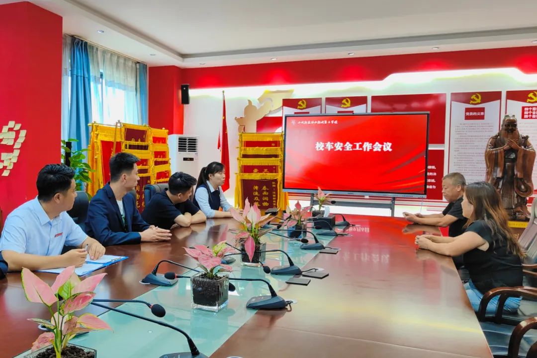 校車(chē)應(yīng)急演練 筑牢安全防線(xiàn)