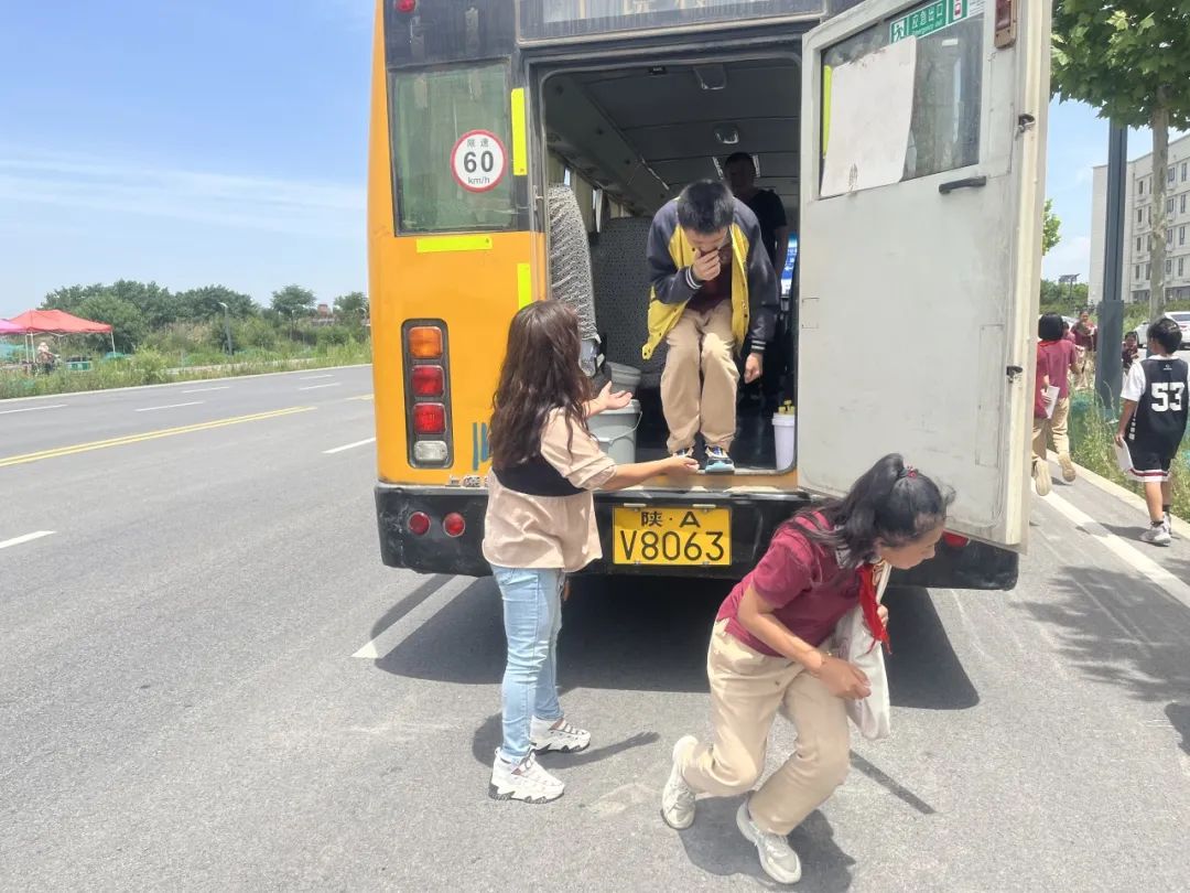 校車(chē)應(yīng)急演練 筑牢安全防線(xiàn)