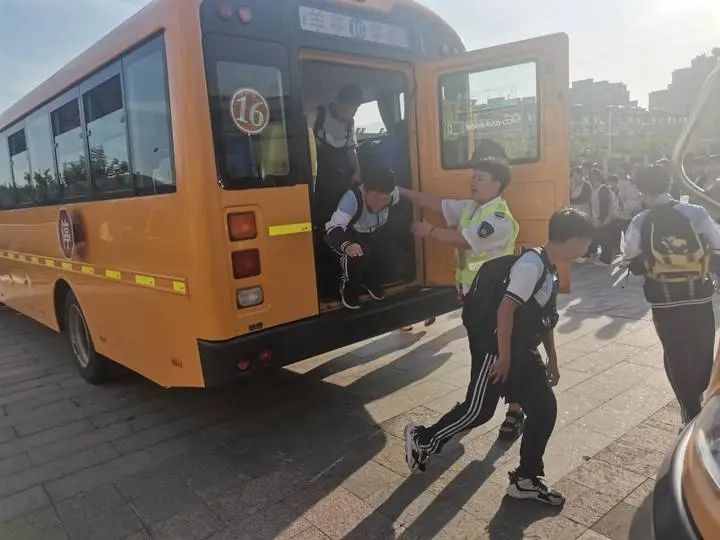 辦人民滿意教育|安全乘校車，平安伴我行——威海市愛山實驗學校開展校車應急演練