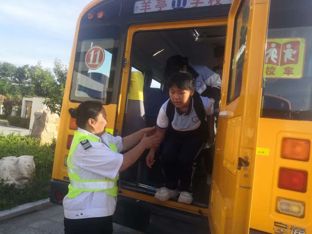 辦人民滿意教育|安全乘校車，平安伴我行——威海市愛山實驗學校開展校車應急演練