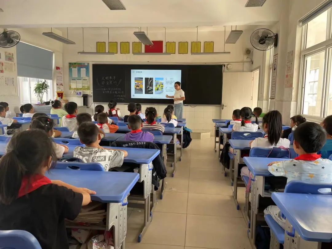 平安乘車 安全“童”行——白廟小學(xué)開展校車安全教育系列活動(dòng)