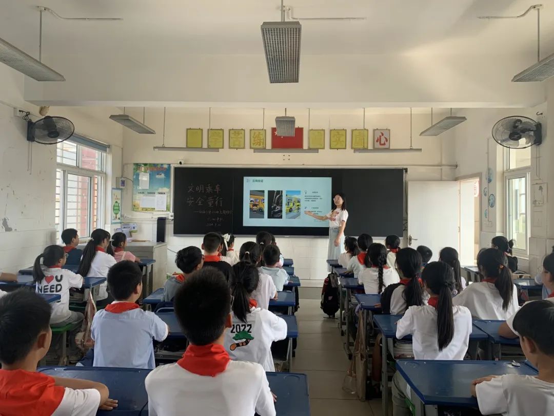 平安乘車 安全“童”行——白廟小學(xué)開展校車安全教育系列活動(dòng)