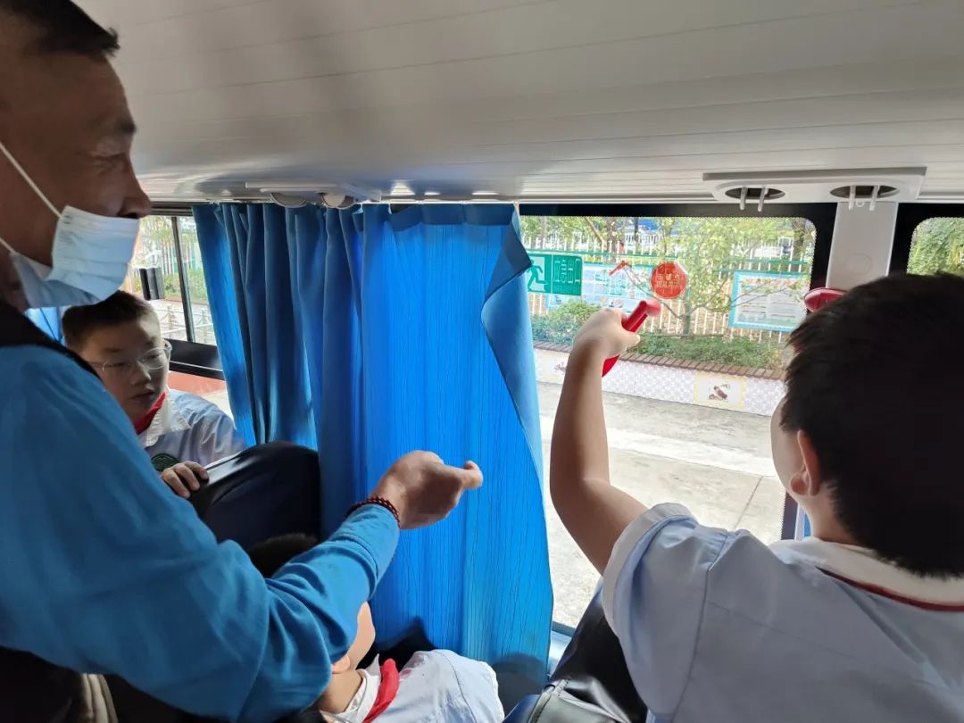 平安乘車 安全“童”行——白廟小學(xué)開展校車安全教育系列活動(dòng)