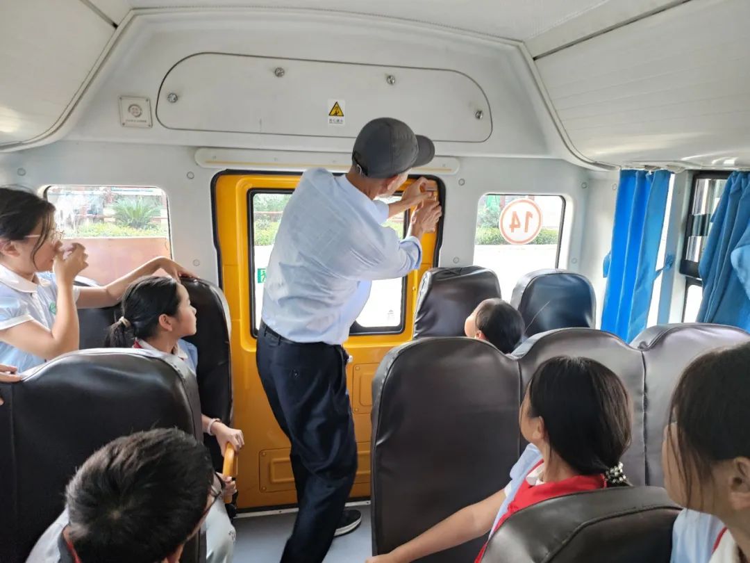 平安乘車 安全“童”行——白廟小學(xué)開展校車安全教育系列活動(dòng)