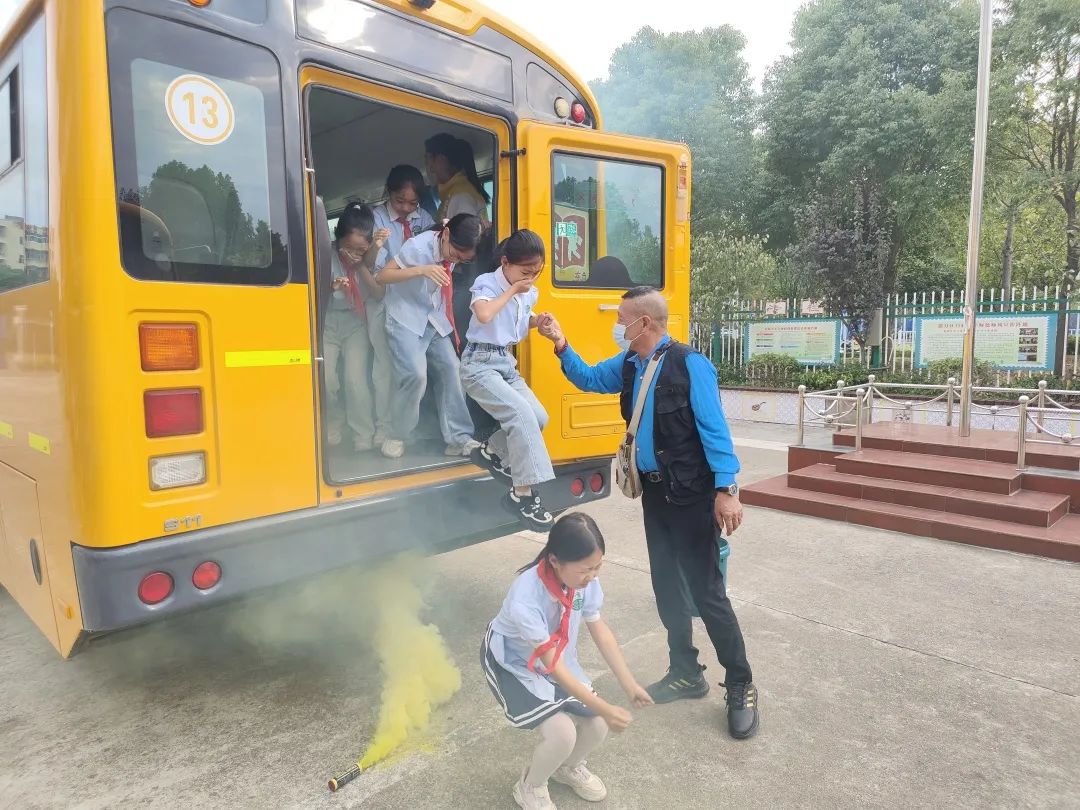 平安乘車 安全“童”行——白廟小學(xué)開展校車安全教育系列活動(dòng)