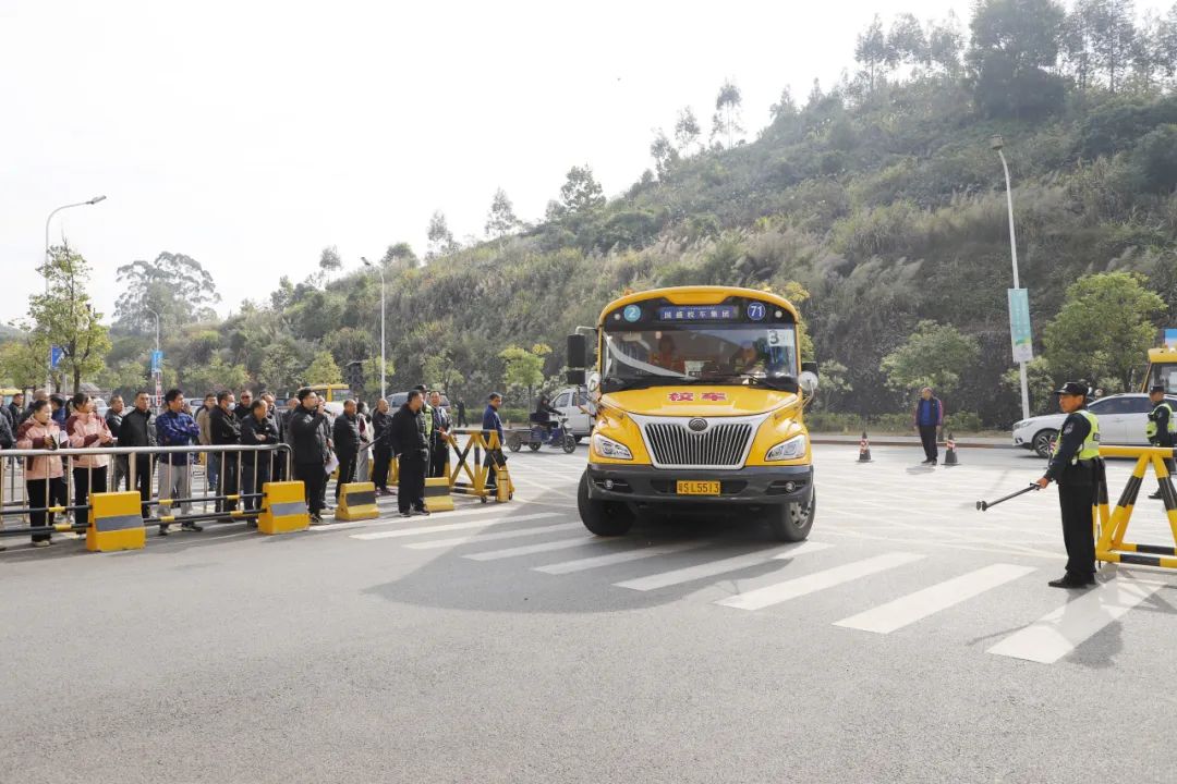 校車安全進(jìn)校園 謝崗鎮(zhèn)培訓(xùn)演練雙管齊下
