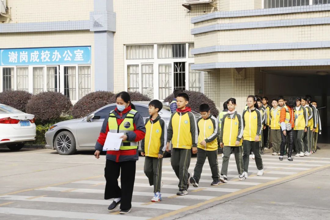 校車安全進(jìn)校園 謝崗鎮(zhèn)培訓(xùn)演練雙管齊下