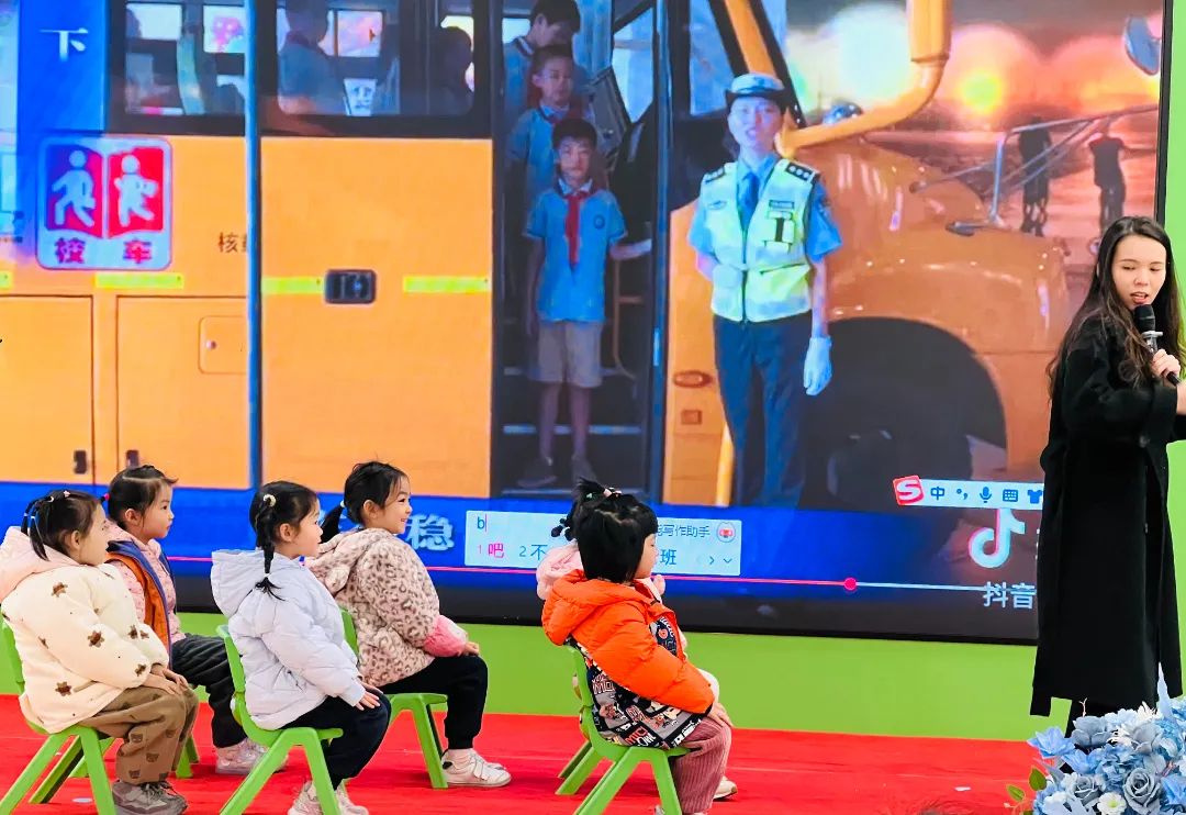 吉的堡仁智幼兒園--校車安全演練