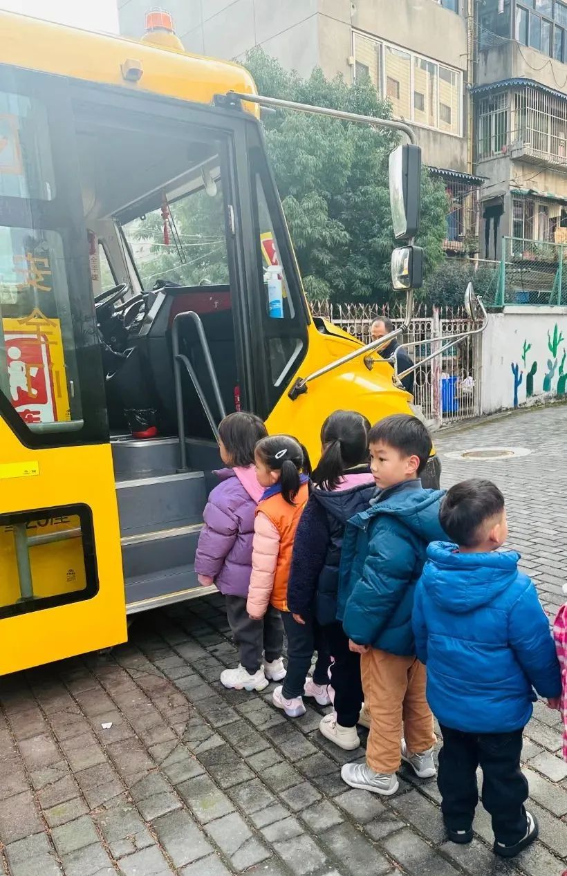 吉的堡仁智幼兒園--校車安全演練