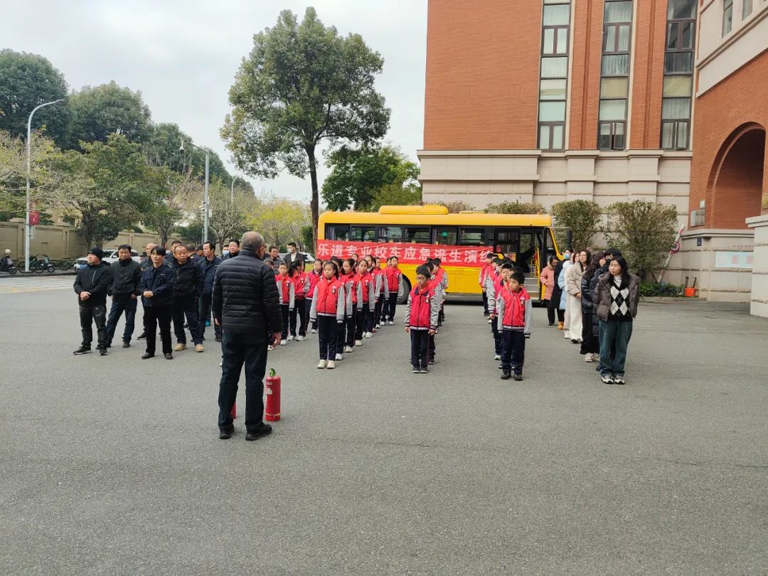 筑牢安全防線，守護校園出行——福清文光小學開展校車安全演練與交通安全教育活動