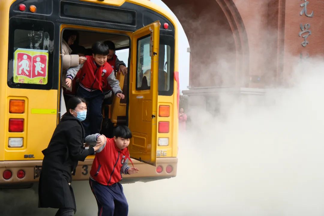 筑牢安全防線，守護校園出行——福清文光小學開展校車安全演練與交通安全教育活動