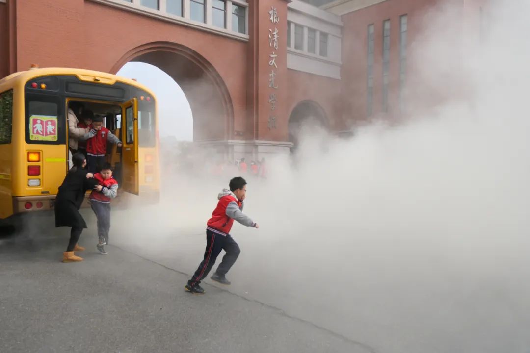 筑牢安全防線，守護校園出行——福清文光小學開展校車安全演練與交通安全教育活動