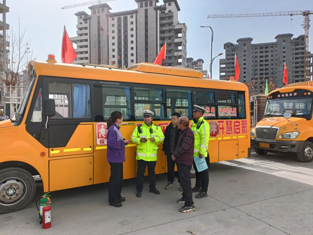 【校車檢查】阿克蘇市交警深入幼兒園對(duì)校車進(jìn)行“大檢查、排隱患” 圖片