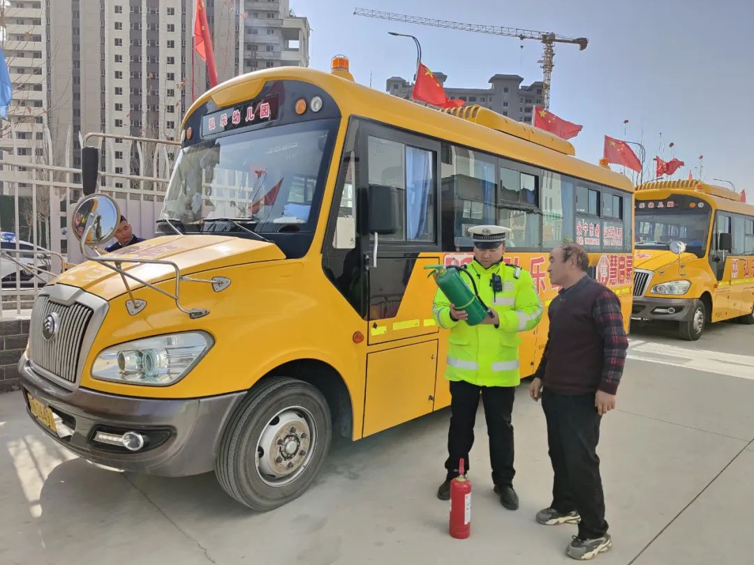 【校車檢查】阿克蘇市交警深入幼兒園對(duì)校車進(jìn)行“大檢查、排隱患” 圖片