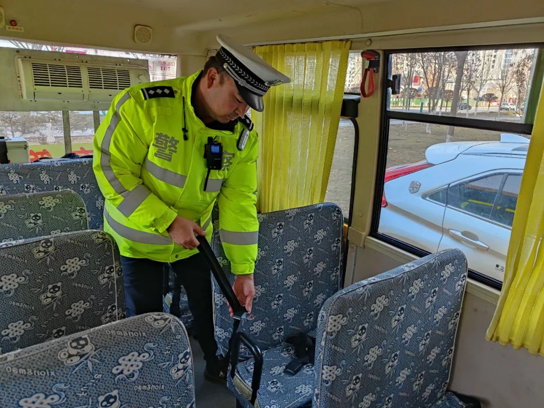 【校車檢查】阿克蘇市交警深入幼兒園對(duì)校車進(jìn)行“大檢查、排隱患” 圖片