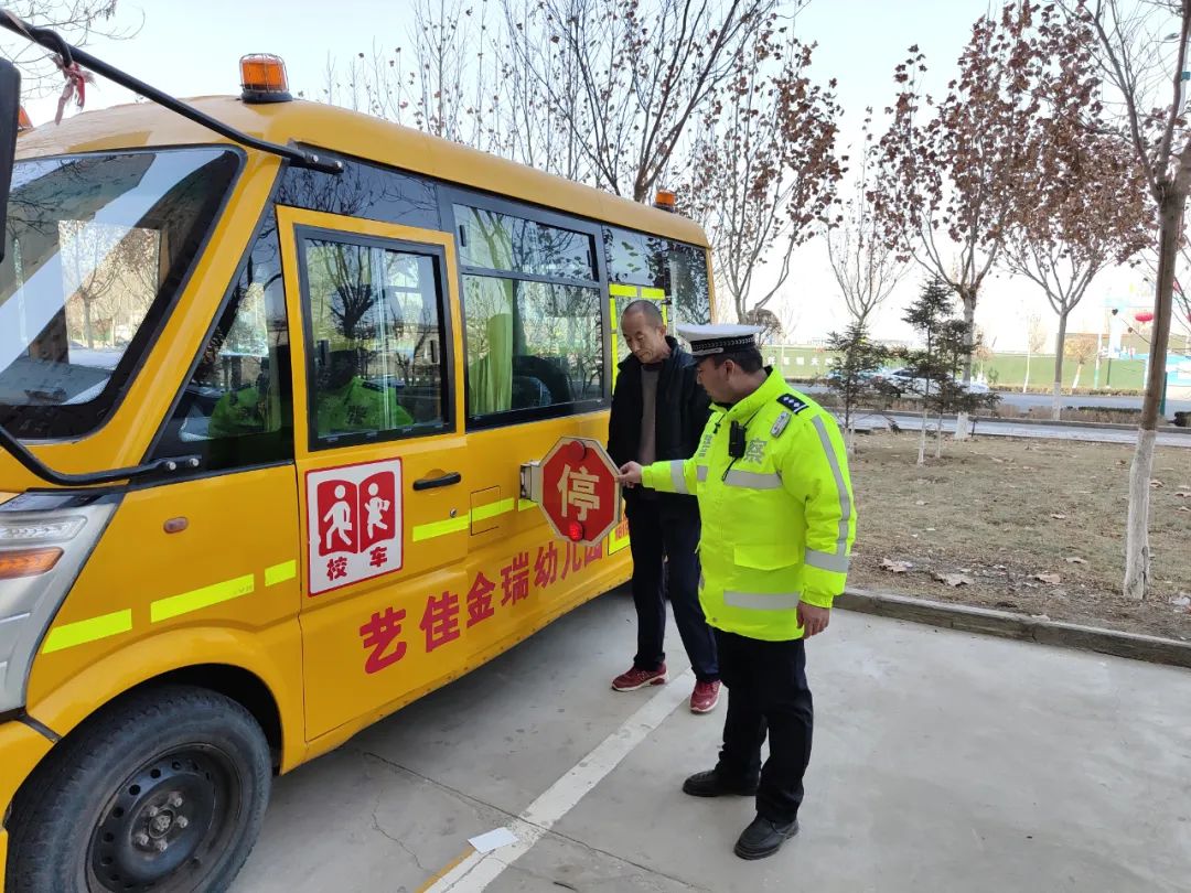 【校車檢查】阿克蘇市交警深入幼兒園對(duì)校車進(jìn)行“大檢查、排隱患” 圖片